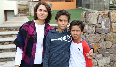  Fernanda Félix de González con sus hijos Manuel y Joaquín González.