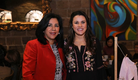  Gladys Farías de Villar con su hija Sofía Villar de García.