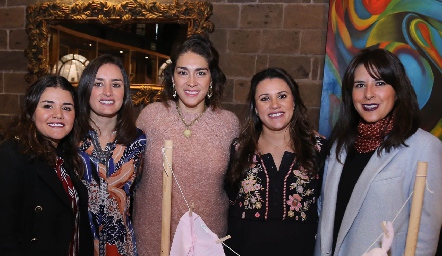 Nuria Villar, Gladys Villar, Roxany Olvera, Sofía Villar y Elma Colles.
