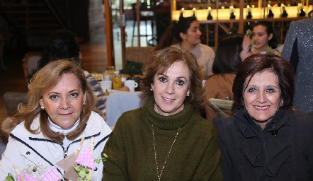  Graciela Medina, María Alvarado y Emma Morales.