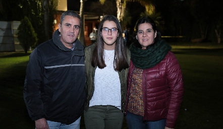  Eduardo Gómez y Cynthia Sánchez con su hija Natalia.