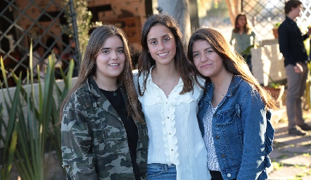  Carlota de la Garza, Fer Morales y Regina Martínez.
