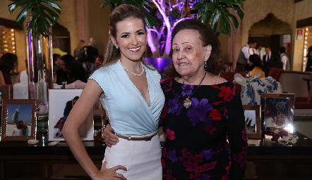  Laura Cadena con su abuela Evelina Malacara.