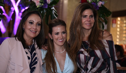  Laura con sus madrinas Leticia Castro y Martha Díez Gutiérrez.