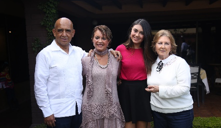  Vale con sus abuelos,Alejandro Leal, Marilupe Espinosa y Carmen Noyola.