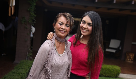 Marilupe Espinosa y su nieta Vale.