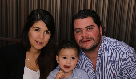Marifer Leal y Hugo Vidales con su bebñe.