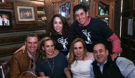  Martha y Luis Tinajero con sus primos Beto, Maricarmen, Claudia y Mauricio Ayala.