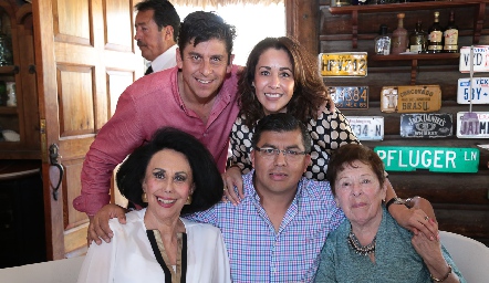  Luis Tinajero, Martha Tinajero, Rosa Martha Tinajero, Gustavo Hernández y Esther Tinajero.