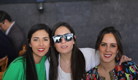  Silvia Araiza, Mariana Rodríguez y Clau Antunes.