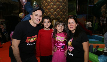  Mauricio Sarquis, Mau, Gaby y Gabriela Suárez.