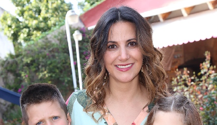  Mariana Suárez con sus hijos Santiago y Almudena.