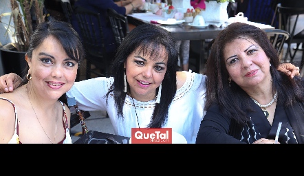  Norma, Marus y Cristina Reyes.