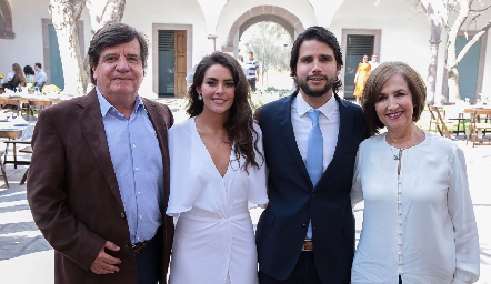  Roberto Mercado y Ángeles de Mercado con los recién casados, Victoria y Rodrigo.