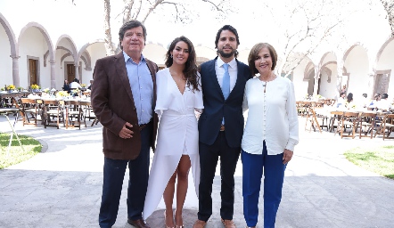  Con los papás del novio, Roberto y Ángeles Mercado.