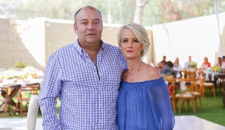  Toño Lozano y Güera Valle de Lozano cumplieron 30 años de casados.