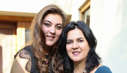  Mariana Gómez y su mamá Cynthia Sánchez de Gómez .