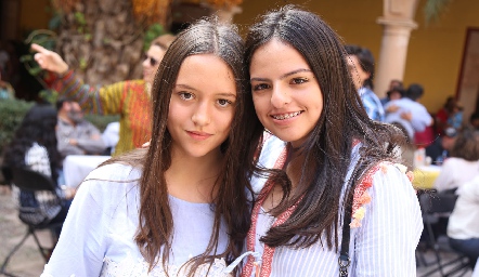  Paola Isordia y Paulina Macarena.