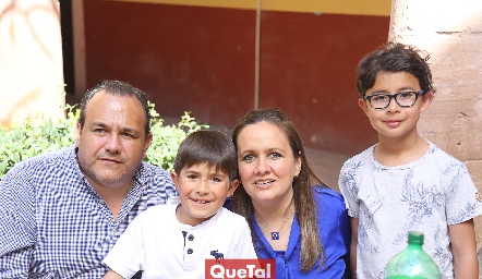  José y María José Rueda con sus hijos.