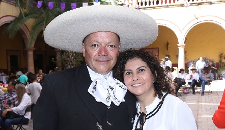  Bernardo Meade y Roxana Gómez de Meade.