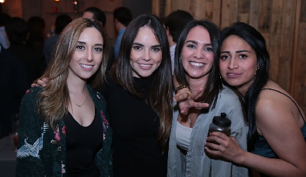  Vale Pérez, María José Valle, Jessica Gallegos y Paola Rodríguez.
