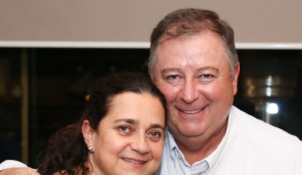  Paulo y sus padrinos Cristina Alcalde y Patricio Mendizábal .