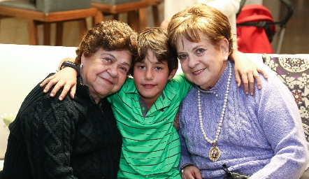  Paulo con sus abuelas María Cristina Nava y Yolanda de Payán.
