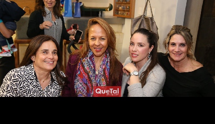  Verónica Payán con su cuñada y sus amigas.