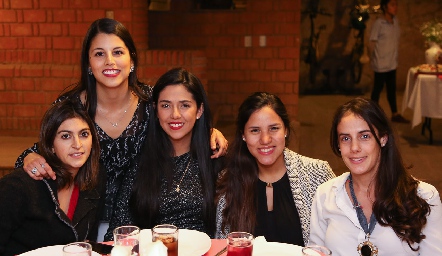  Lucía González con sus amigas.