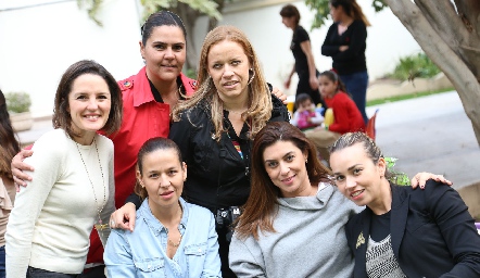  Mariana Torres con sus amigas.
