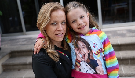  Dani con su mamá.