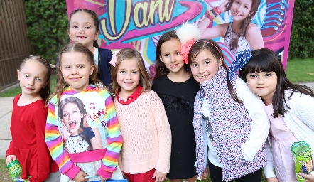  Dani con sus amigas.