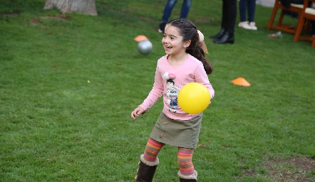  Jugando.