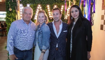  Carlos Quintanilla, Shannon y Octavio Olivas con Paty Veliz.