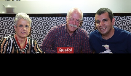  Lucha y Steve Patton con Daniel Ledezma.