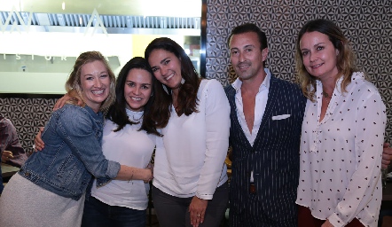 Shannon Olivas, Moni Estrada, Ana Paula Valdés, Octavio Olivas y Gabriela Artolózaga.