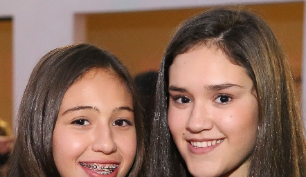  Renata Flores y María José Garza.