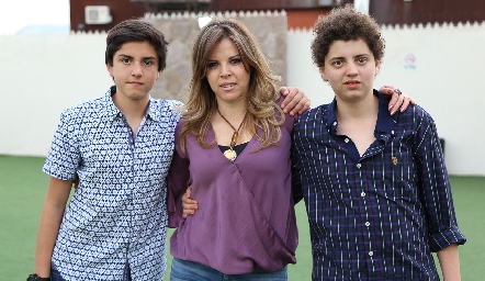 Paty Ponce con sus hijos Emilio y Pato.