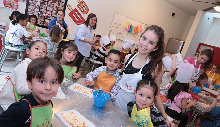  Paulina Regil con los peques.