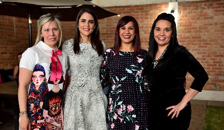  Fernanda Puente, Paola Hernández, Alejandra Puente y Becky Puente.