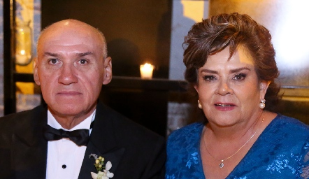  Arturo Sánchez y Lourdes Montemayor de Sánchez, papás del novio.