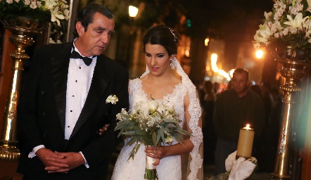  La novia acompañada del brazo de su papá Ricardo Torres Trueba.