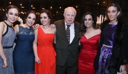  Ricardo Torres Arpi con sus nietas.