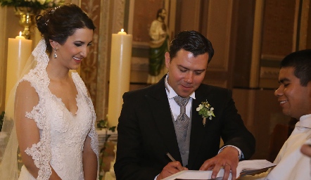  Arturo Sánchez firmando su acta de matrimonio.