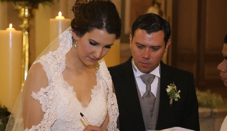  Mayte Torres firmando su acta de matrimonio.