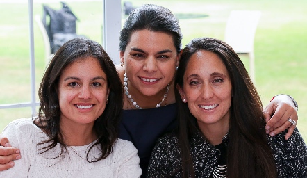  Andrea de la Torre, Maribel Torres y Tatina Torres.