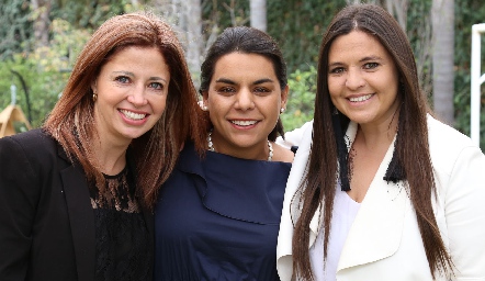  Marilú Paredes, Maribel Torres y Rocío Morales.