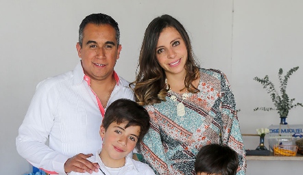  Carlos Barragán, Genoveva Galarza y sus hijos Carlos, Guillermo y Sebastián.