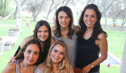  Rocío Morales, Melissa Reyes, Alejandra Yáñez, Cristina Chevaile y Melissa Pérez.