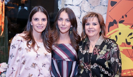  Claudia y Leticia Gutiérrez con su mamá Leticia Escudero de Gutiérrez.